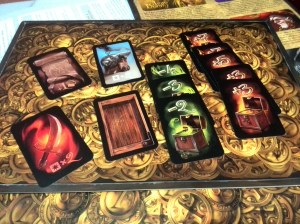 De los 12 se escogen 9 al azar, pudiendo rescatarlos en cada cueva pirata alrededor de la isla.