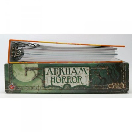 Este es el libro de instrucciones de ASL, comparado con la caja de Arkham Horror.